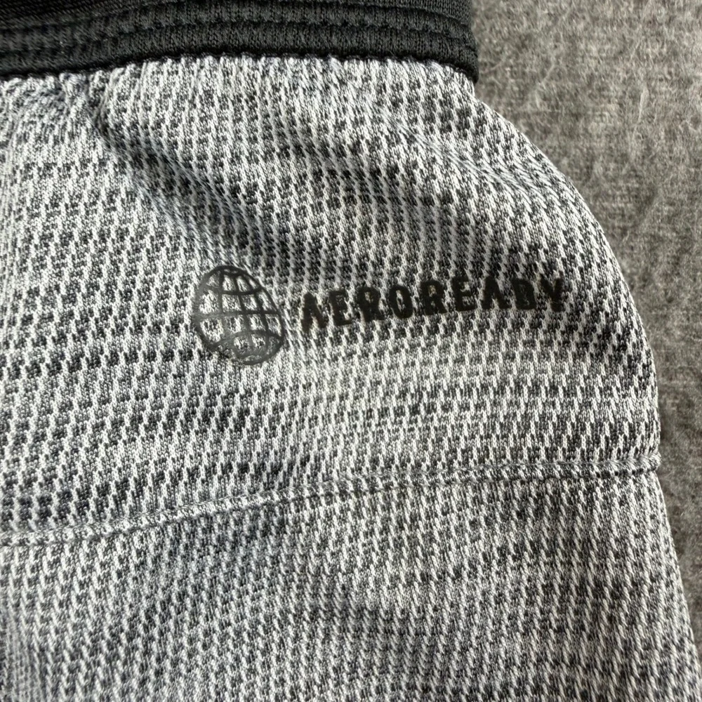 Adidas Athletic Shorts Men's Size M‎ Grey Space Zipper Pockets Workout Training